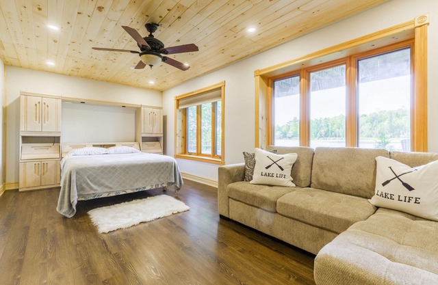 Luxury Lake Log Cottage With Hot Tub and Fire Place