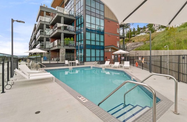 Luxury Lake View Studio with Pool and Hot Tub