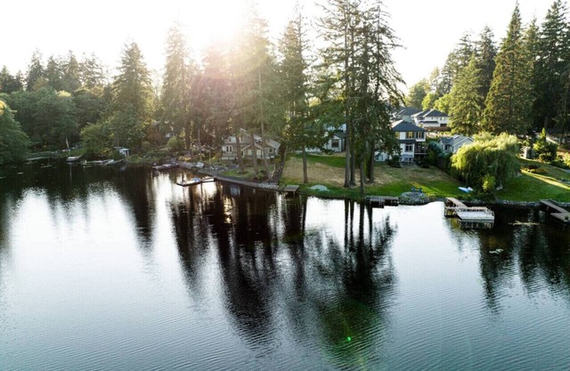 Luxury Lake Waterfront Friendly Retreat