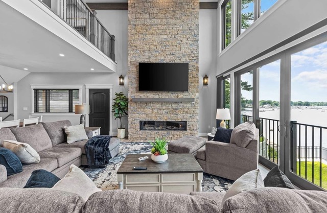 Luxury Lakefront 4BR w/ Beach