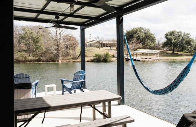 Luxury lakefront: boat slip, hot tub & bunk room