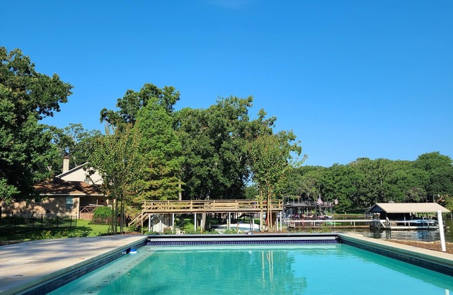Luxury Lakefront @ Cedar Creek. Private luxury heated pool and Hot Tub!