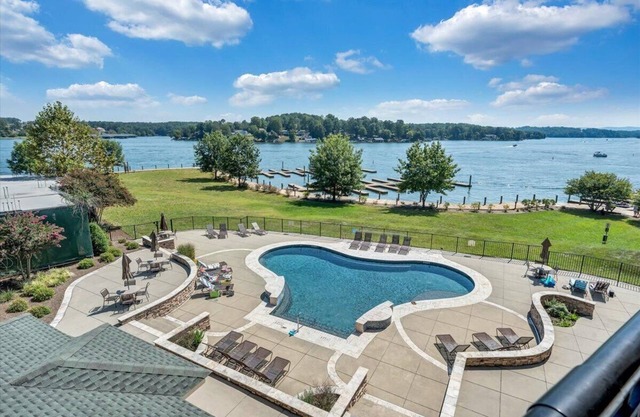 Luxury Lakefront Condo In The Heart of Smith Mtn. Lake!!! 4BR 3BA!!!