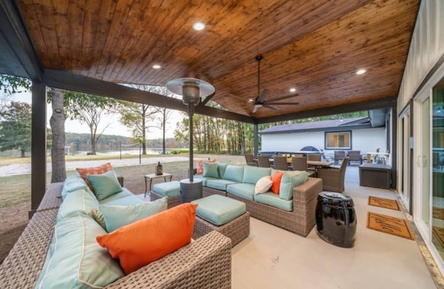 Luxury Lakefront Escape, Beach Volleyball, Kayaks, Fire Pit Hot Tub & Game Room!