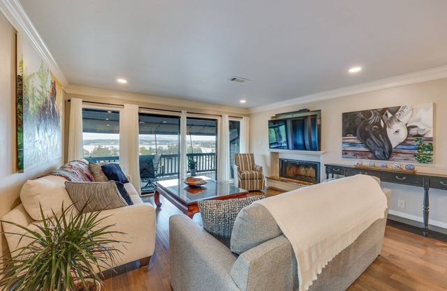 Luxury Lakefront Hot Springs Condo w/ Pools!