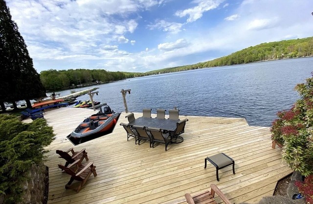 Luxury Lakefront Living: 100' Dock; Kayaks; SUP; Firepit; Rustic Elegance Await!