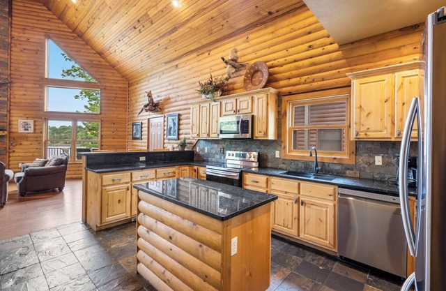 Luxury Lakefront Chalet ~ 2 Pools ~ Kostenlose Ausstattung ~ Dock ~ Kajaks ~ Mini Golf ~ Waterslide