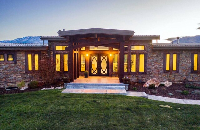 Luxury Lakefront Retreat