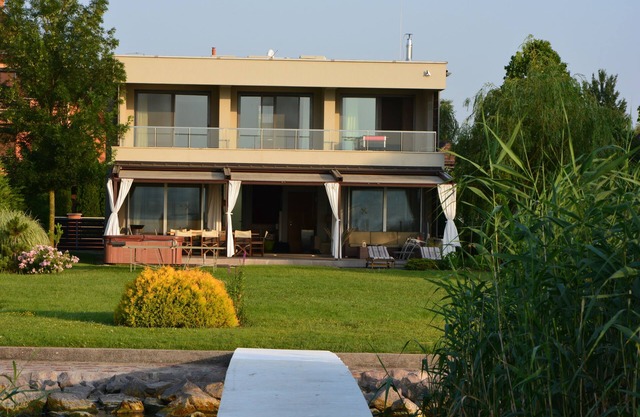 5-Zimmer-Luxus-Villa direkt am See Balaton. Private Beach!
