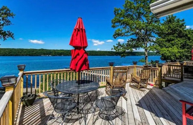 Luxury Lakehouse, sunsets, kayaks, hot tub, sauna, 20 min to Skaneateles Village