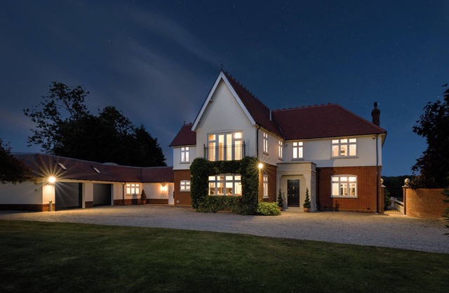 Luxury Lakeside Escape with pool – Near London