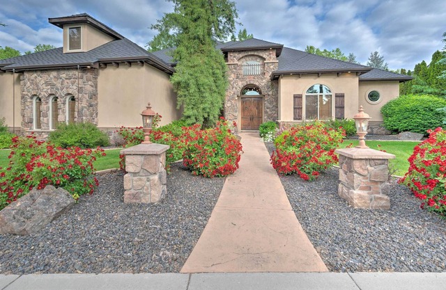 NEW! Luxury Lakeside Villa w/ Game Room: Near Dtwn