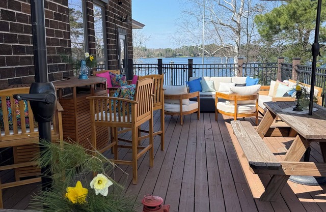 Luxury Lakeside Penthouse Lodge with Boatslip and Bunk Room!