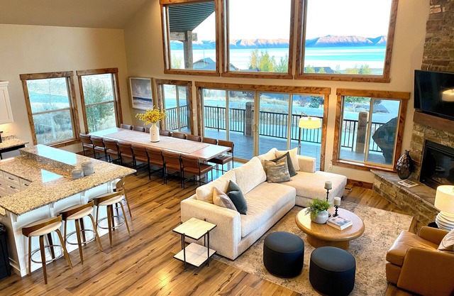 Luxury lakeview house with hot tub, pools, pickleball, b-ball and private beach!