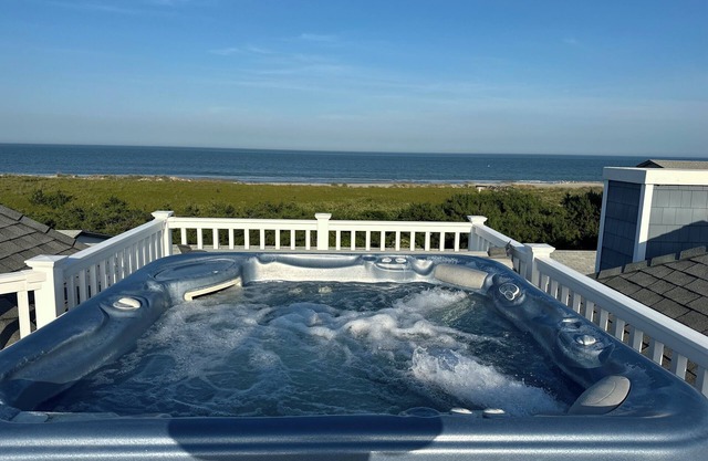 Lux 4-BR, 4.5 bath, sleeps 10-12, fast WiFi, Netflix, AC, Hot Tub, Ocean, Beach