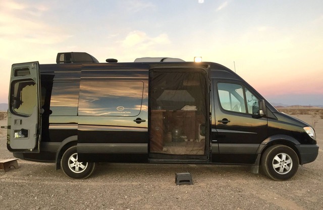 Luxus Limo Adventure Sprinter für ein einzigartiges Joshua Tree "Glamping" Erlebnis.