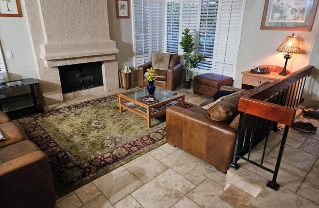 LUXURY LIVING AT AFFORDABLE COST....Room available in a charming 5bdr house