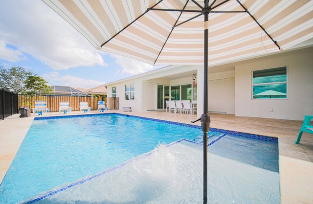 Luxury Living at Cape Coral-Heated Pool 3 Bedroom-3 Bathroom-Fresh Water Canal.