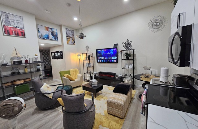 LUXURY LIVING, HAPPY VIBES L.L.H.V