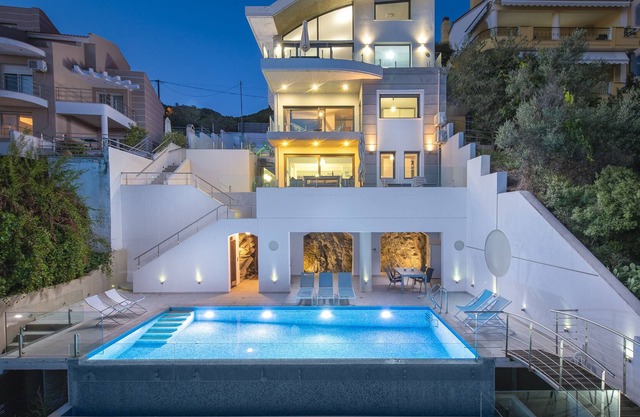 Luxusleben mit Pool am Meer
