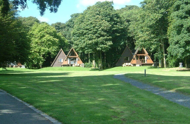 Luxury lodge on spacious country estate. Own hot tub. Free gym, pool & more