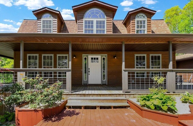 Luxury Lodge w/ Gourmet Kitchen, Hot Tub & Wood Burning Fireplace! Pet Friendly