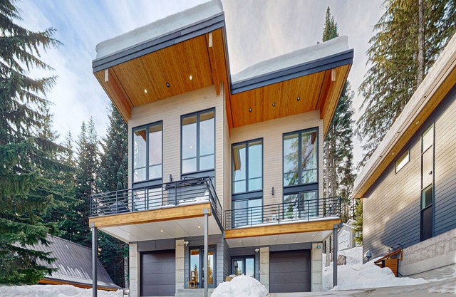 Luxury Lodge w/ Breathtaking Mountain Views, large yard, fireplace & WIFI