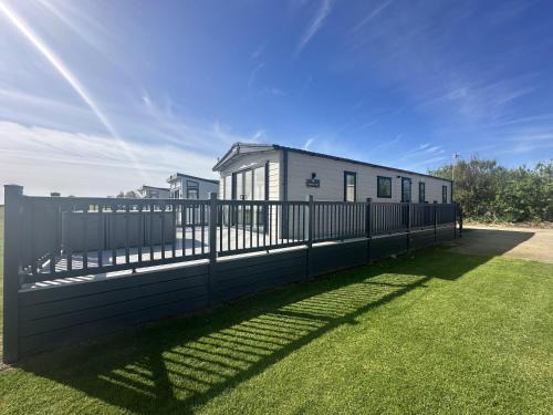 Luxury Lodge With Stunning Full Sea Views In Suffolk Ref 20234Bs