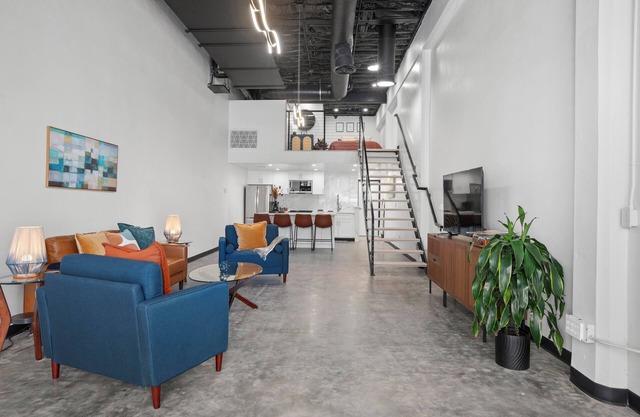 LUXURY Loft- Across the street from Balboa Park & Zoo, Little Italy & Petco Park