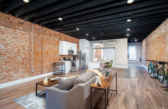Luxury Loft- Walk to Katy Trail & Casino