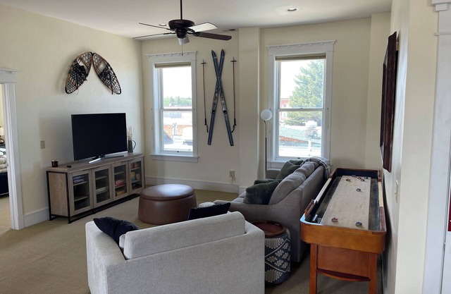 Luxury lofted 2-bedroom downtown condo in beautiful Red Lodge with WiFi, AC