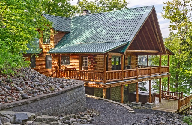 Luxus-Blockhaus im Wald am Skaneateles See