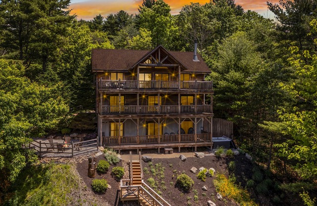 Luxury Log Cabin- Stunning Lake Views, Fire Pit, Hot Tub & 3-level deck