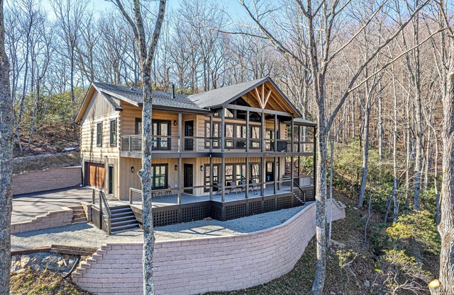 Luxury log cabin with mountain & lake views - hot tub, mini-pickleball, and more