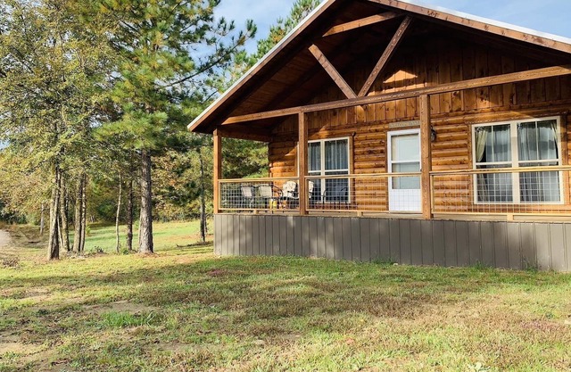 Luxus-Blockhaus am Little Missouri River. Koordinaten 34. 100784, -93. 713538