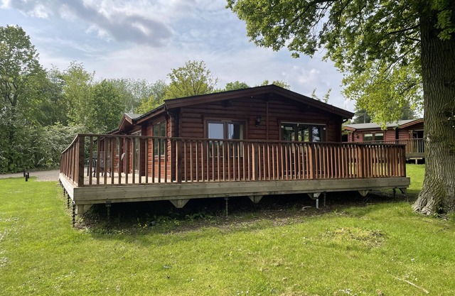 Luxury log Cabin With hot tub Overlooking the Kenwick Park Golf Course