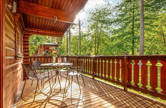 Luxury log cabin with veranda nestled in Kenwick Park, Louth