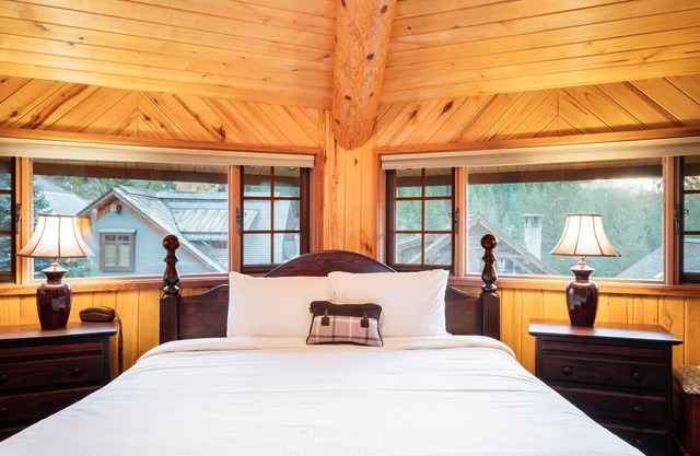 Luxury log chalet | Private hot tub | Ski-in/out