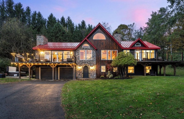 Luxury Log Chalet w/ Hot Tub, Games Room & Hill Views!