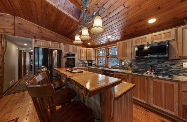 Adirondack-Luxuskabine mit beheiztem Pool, nur wenige Minuten vom Lake George entfernt