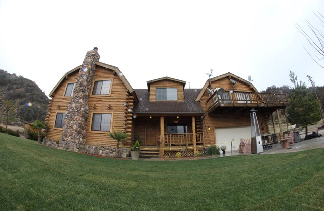 Luxuey Log Home Resort auf 22 Hektar, umgeben von den eigenen Bergen!