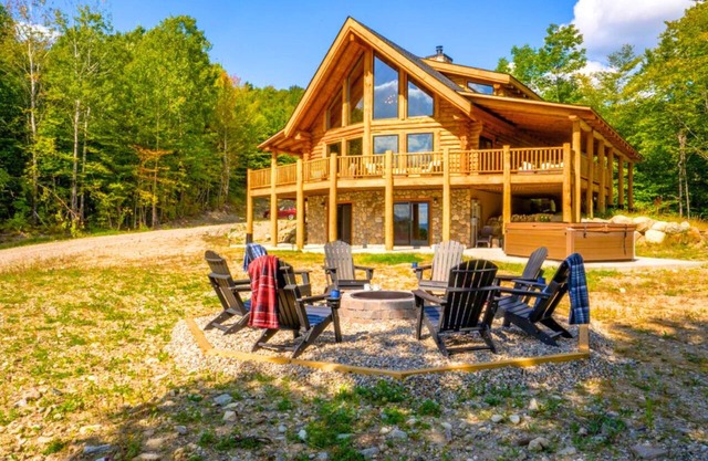 Luxury Log Home w/Hot Tub & Mountain Views
