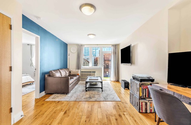 Luxury Manhattan abode with balcony and rooftop, close to all.
