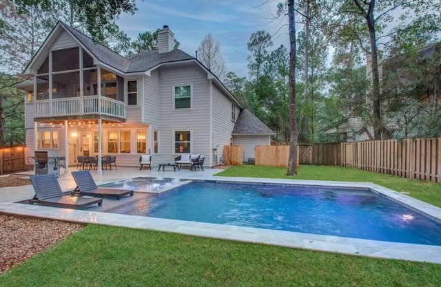 Luxury Mansion Dream Home - 6 Bed, Pool, Grill