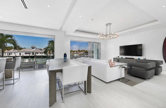 Luxury Marina & Beach Villa @ Palm Cay