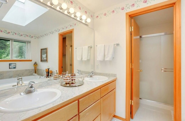 Luxury Master bedroom and private bathroom: jacuzzi/ hot tub .