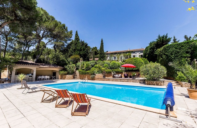 Luxury Mediterranean living...sun, sea and wine - 14 people, pool and hot tub!