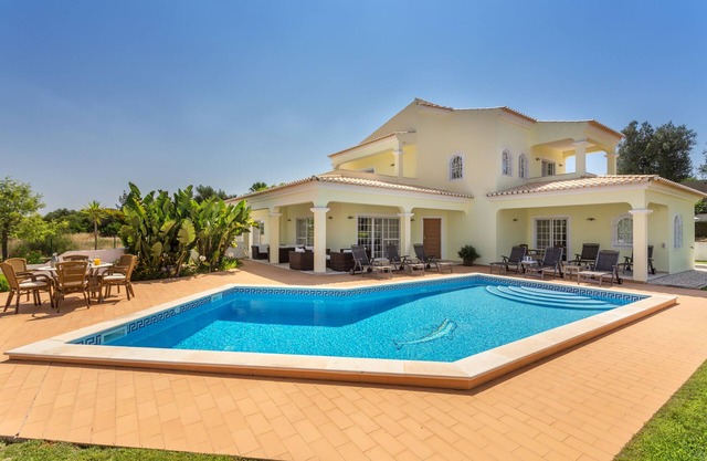 Luxuriöse mediterrane Villa mit beheizbarem Pool und Fitnessraum