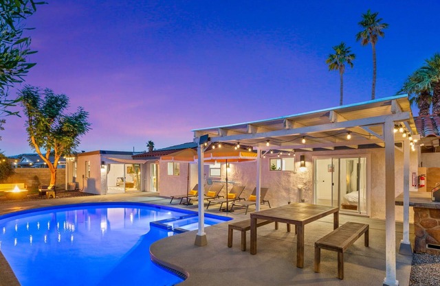 Luxury Meets Cozy | Spa, Mountain Views & Fire Pit