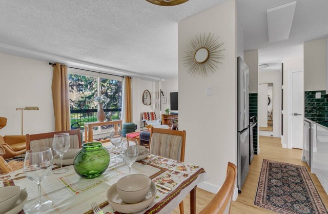Luxury Midcentury Modern Suite - Remote Worker Focused